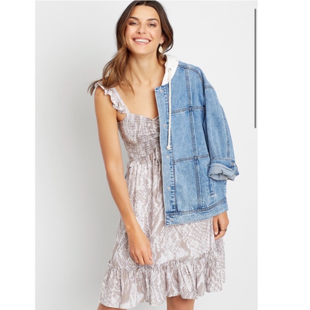 Maurices Taupe Gray White Snake Print Elastic Gathered